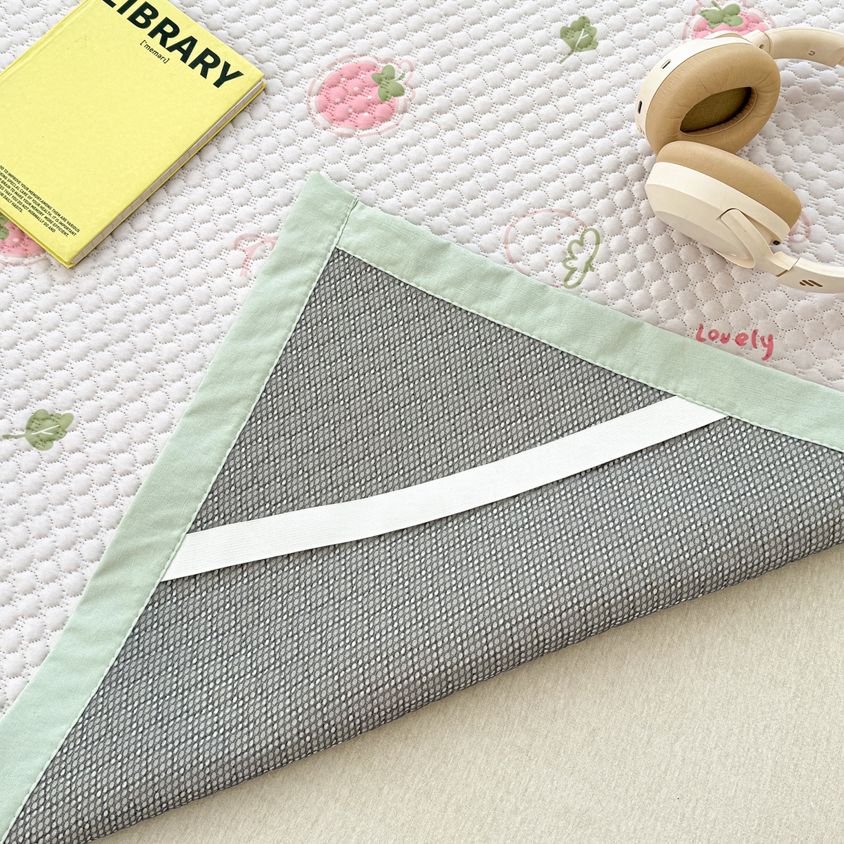 91家纺网 家纺一手货源 找家纺 蓝极人 2026新款小清新冰豆豆数码印花席三明治底席子凉席 奶霜草莓