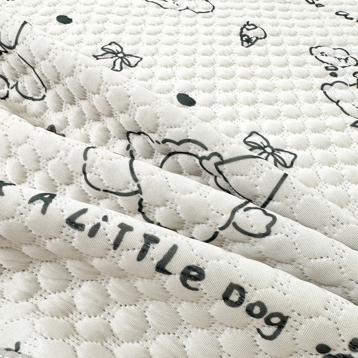 91家纺网 家纺一手货源 找家纺 蓝极人 2026新款小清新冰豆豆数码印花席三明治底席子凉席 线条小狗