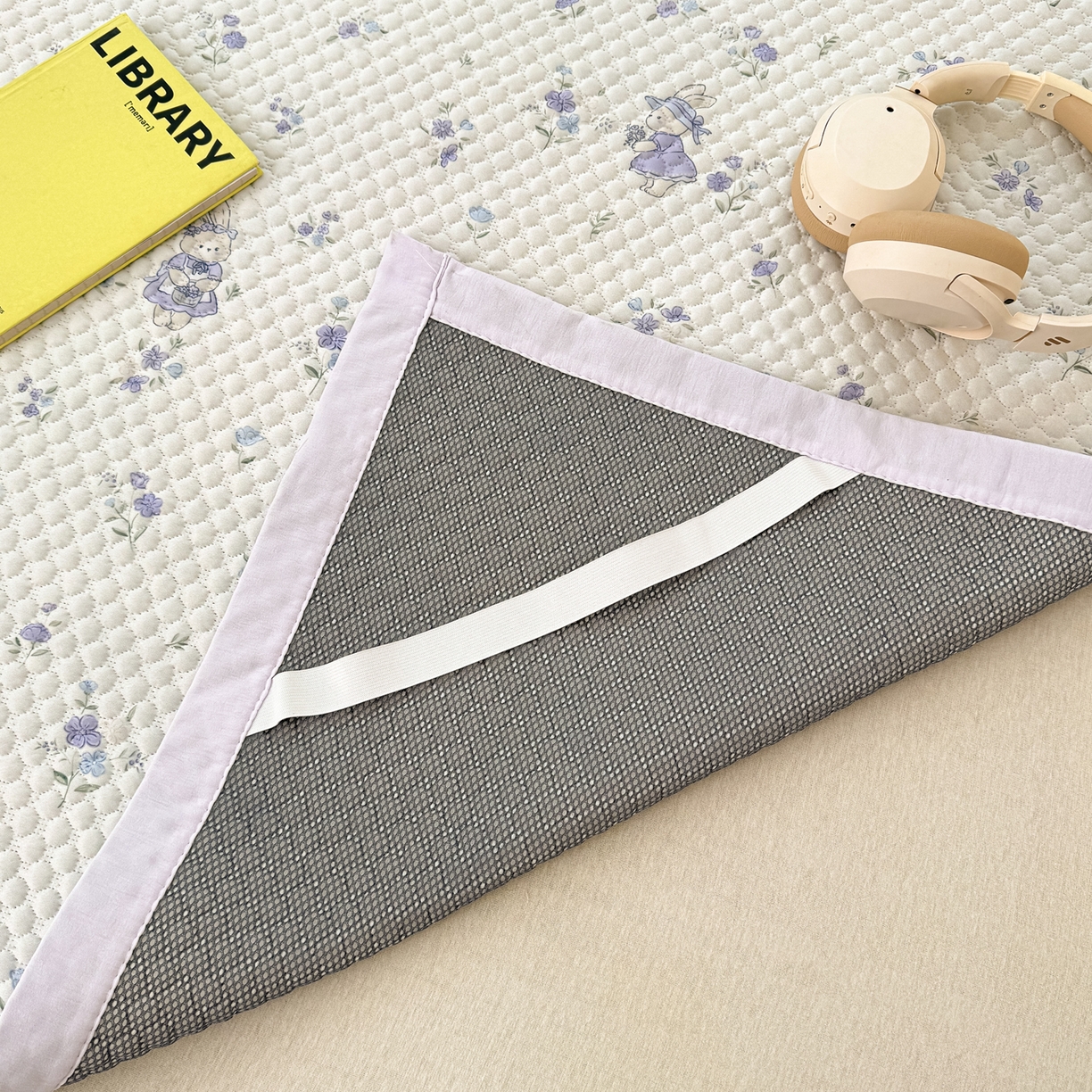 91家纺网 家纺一手货源 找家纺 蓝极人 2026新款小清新冰豆豆数码印花席三明治底席子凉席 花田兔影