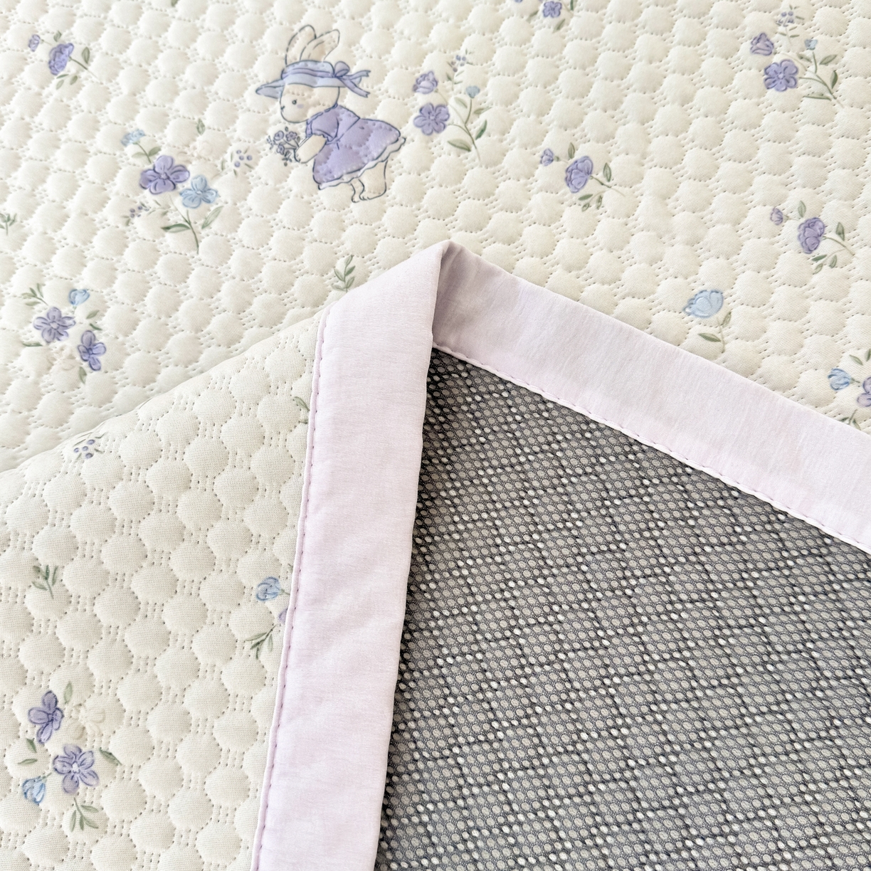 91家纺网 家纺一手货源 找家纺 蓝极人 2026新款小清新冰豆豆数码印花席三明治底席子凉席 花田兔影