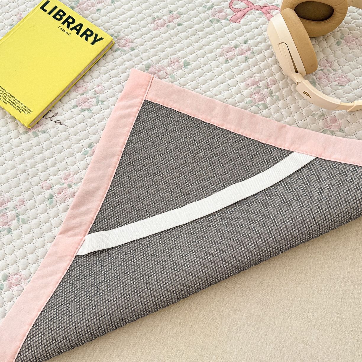 91家纺网 家纺一手货源 找家纺 蓝极人 2026新款小清新冰豆豆数码印花席三明治底席子凉席 趣味小马