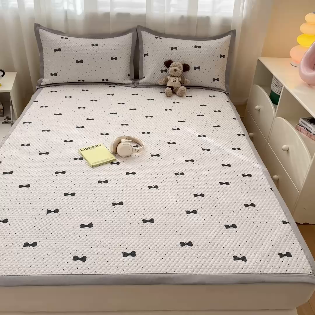 91家纺网 家纺一手货源 找家纺 蓝极人 2026新款小清新冰豆豆数码印花席三明治底席子凉席 波点蝴蝶结