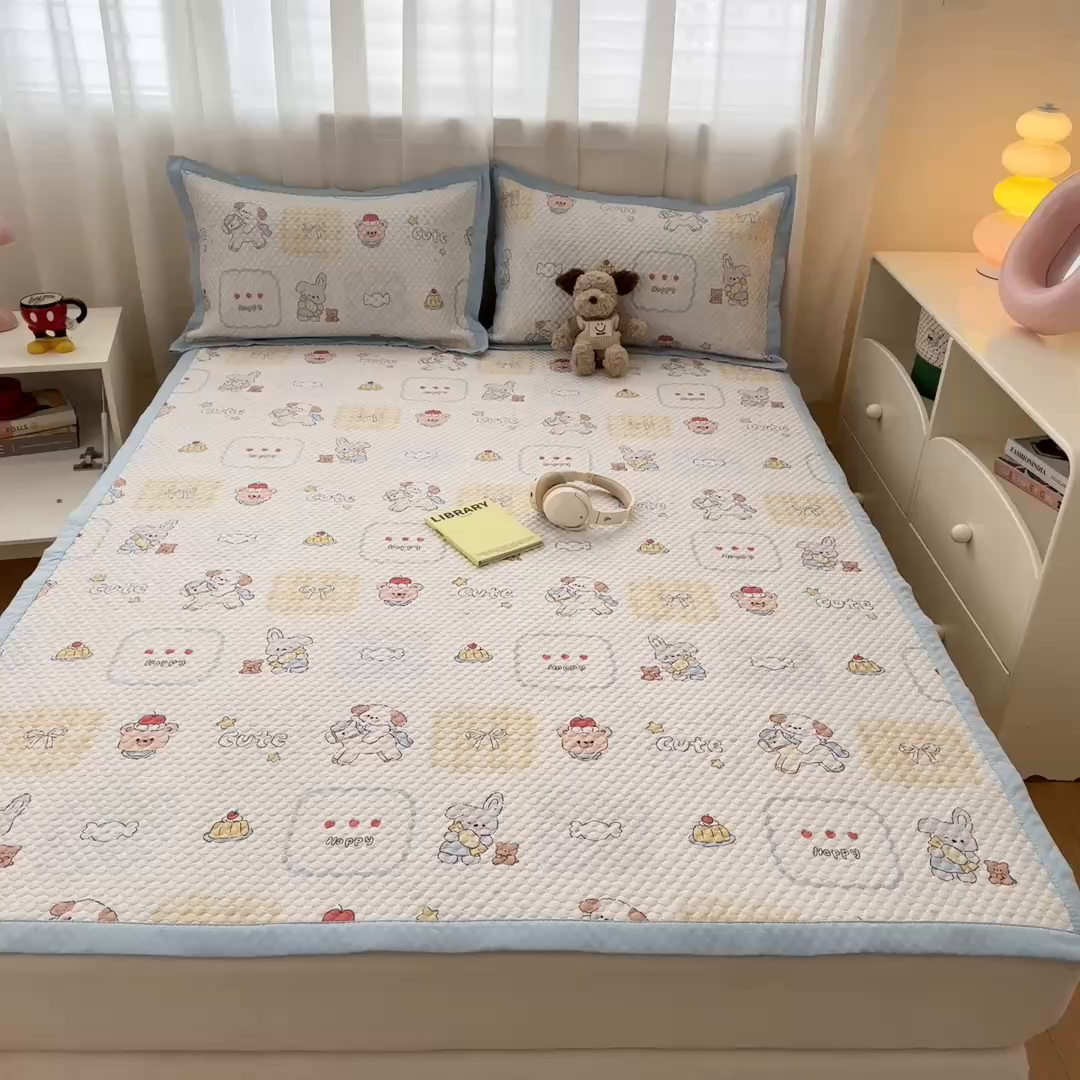 91家纺网 家纺一手货源 找家纺 蓝极人 2026新款小清新冰豆豆数码印花席三明治底席子凉席 糖果小狗