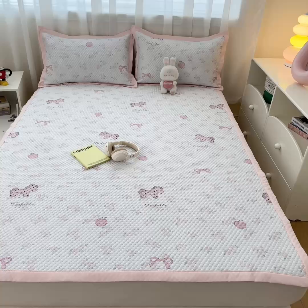 91家纺网 家纺一手货源 找家纺 蓝极人 2026新款小清新冰豆豆数码印花席三明治底席子凉席 趣味小马