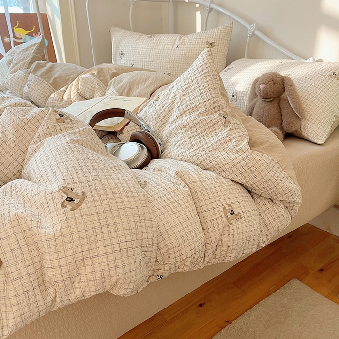 91家纺网 家纺一手货源 找家纺 贝扬思家纺 2026新款高品质A类泡芙纱普通款四件套-110g-(软软糯糯小红书推荐~) 织纹木马迹