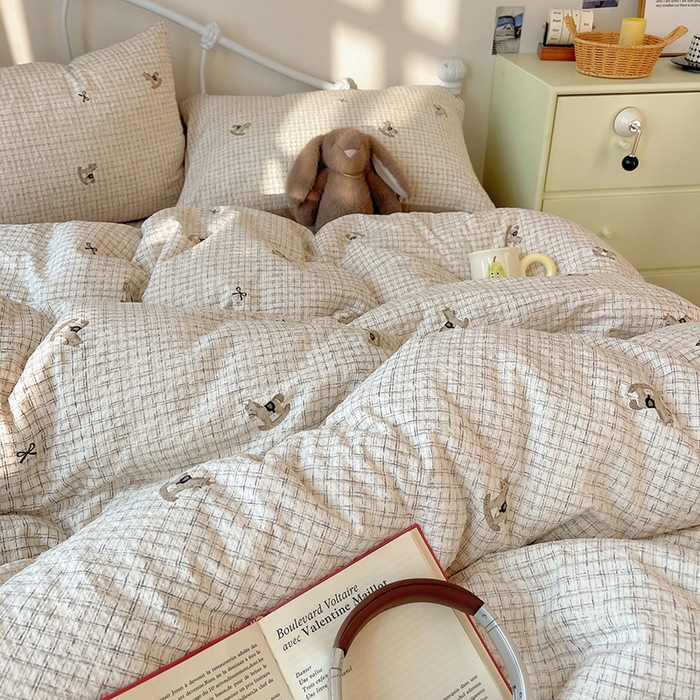 91家纺网 家纺一手货源 找家纺 贝扬思家纺 2026新款高品质A类泡芙纱普通款四件套-110g-(软软糯糯小红书推荐~) 织纹木马迹