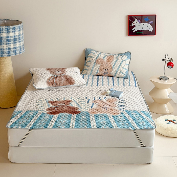 91家纺网 家纺一手货源 找家纺 RYB红黄兰 2026新款ins设计师原创款大版冰皮凉感水洗乳胶加厚6mm凉席三件套 小熊和邦尼