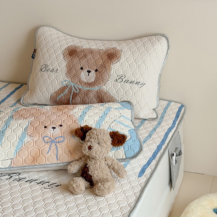 91家纺网 家纺一手货源 找家纺 RYB红黄兰 2026新款ins设计师原创款大版冰皮凉感水洗乳胶加厚6mm凉席三件套 小熊和邦尼