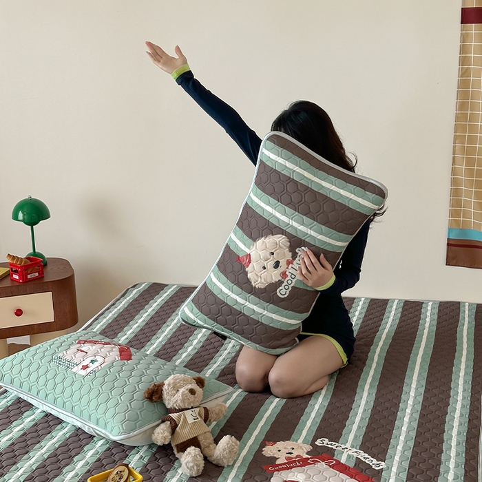 91家纺网 家纺一手货源 找家纺 RYB红黄兰 2026新款ins设计师原创款大版冰皮凉感水洗乳胶加厚6mm凉席三件套 泰迪小窝