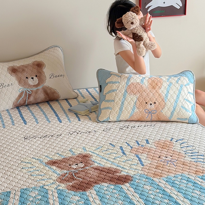 91家纺网 家纺一手货源 找家纺 RYB红黄兰 2026新款ins设计师原创款大版冰皮凉感水洗乳胶加厚6mm凉席三件套 小熊和邦尼