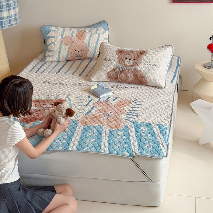 91家纺网 家纺一手货源 找家纺 RYB红黄兰 2026新款ins设计师原创款大版冰皮凉感水洗乳胶加厚6mm凉席三件套 小熊和邦尼