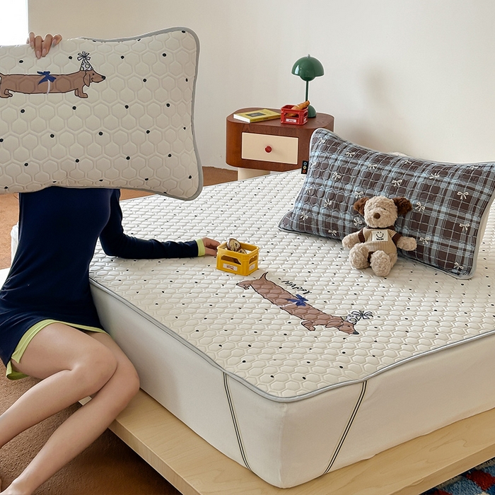 91家纺网 家纺一手货源 找家纺 RYB红黄兰 2026新款ins设计师原创款大版冰皮凉感水洗乳胶加厚6mm凉席三件套 美式腊肠狗