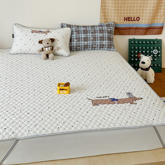 91家纺网 家纺一手货源 找家纺 RYB红黄兰 2026新款ins设计师原创款大版冰皮凉感水洗乳胶加厚6mm凉席三件套 美式腊肠狗