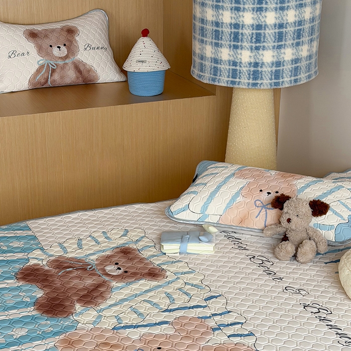 91家纺网 家纺一手货源 找家纺 RYB红黄兰 2026新款ins设计师原创款大版冰皮凉感水洗乳胶加厚6mm凉席三件套 小熊和邦尼