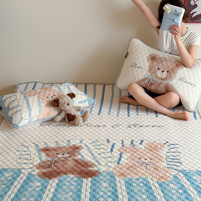 91家纺网 家纺一手货源 找家纺 RYB红黄兰 2026新款ins设计师原创款大版冰皮凉感水洗乳胶加厚6mm凉席三件套 小熊和邦尼