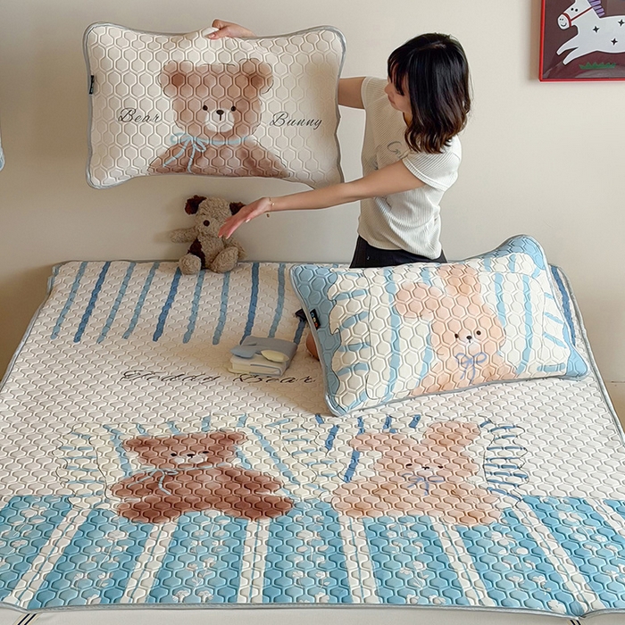 91家纺网 家纺一手货源 找家纺 RYB红黄兰 2026新款ins设计师原创款大版冰皮凉感水洗乳胶加厚6mm凉席三件套 小熊和邦尼