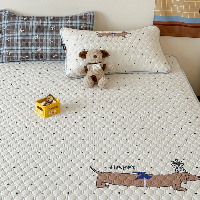 91家纺网 家纺一手货源 找家纺 RYB红黄兰 2026新款ins设计师原创款大版冰皮凉感水洗乳胶加厚6mm凉席三件套 美式腊肠狗