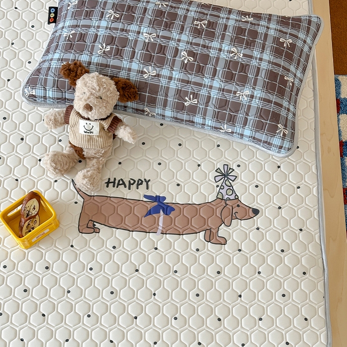 91家纺网 家纺一手货源 找家纺 RYB红黄兰 2026新款ins设计师原创款大版冰皮凉感水洗乳胶加厚6mm凉席三件套 美式腊肠狗