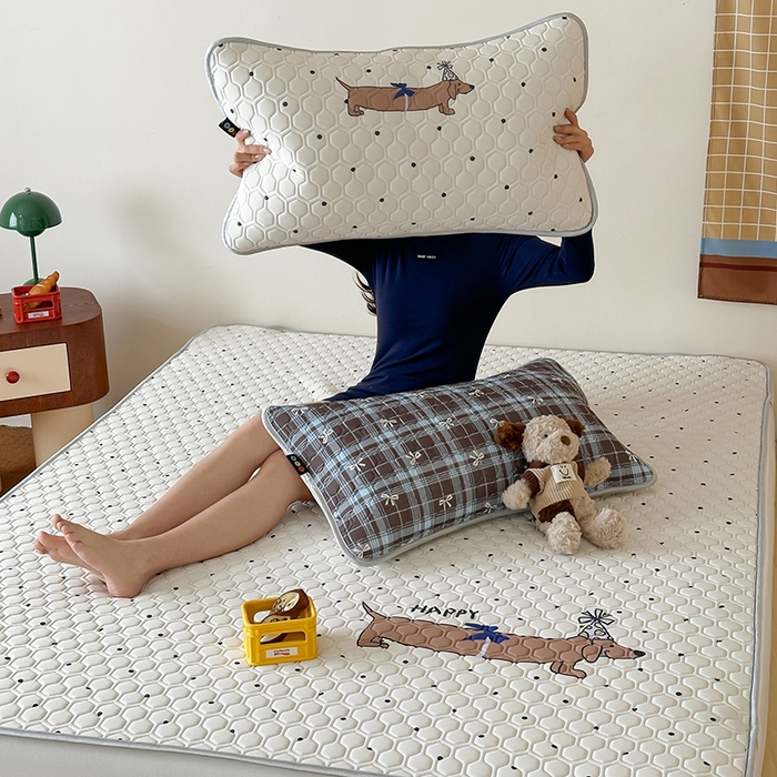 91家纺网 家纺一手货源 找家纺 RYB红黄兰 2026新款ins设计师原创款大版冰皮凉感水洗乳胶加厚6mm凉席三件套 美式腊肠狗