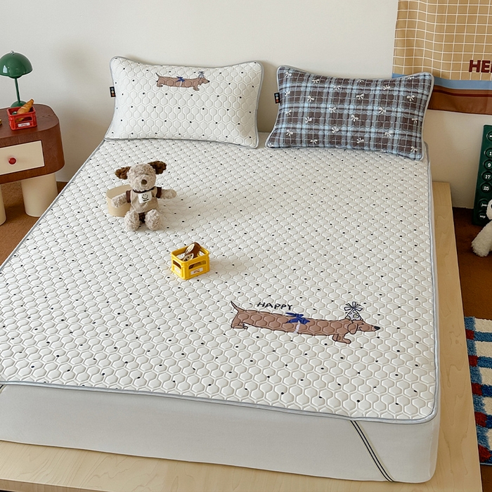 91家纺网 家纺一手货源 找家纺 RYB红黄兰 2026新款ins设计师原创款大版冰皮凉感水洗乳胶加厚6mm凉席三件套 美式腊肠狗