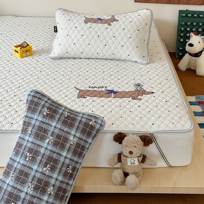 91家纺网 家纺一手货源 找家纺 RYB红黄兰 2026新款ins设计师原创款大版冰皮凉感水洗乳胶加厚6mm凉席三件套 美式腊肠狗