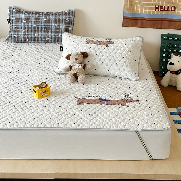 91家纺网 家纺一手货源 找家纺 RYB红黄兰 2026新款ins设计师原创款大版冰皮凉感水洗乳胶加厚6mm凉席三件套 美式腊肠狗