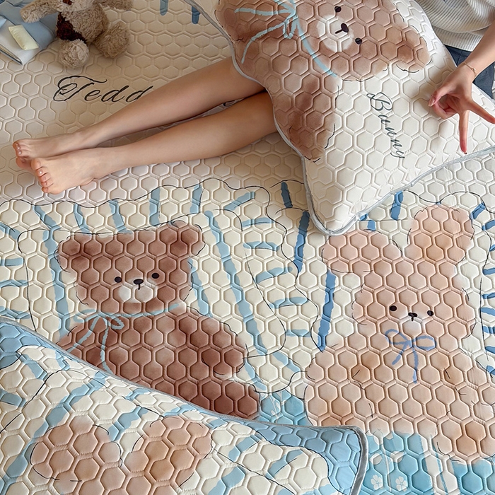 91家纺网 家纺一手货源 找家纺 RYB红黄兰 2026新款ins设计师原创款大版冰皮凉感水洗乳胶加厚6mm凉席三件套 小熊和邦尼