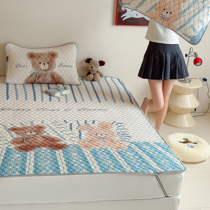 91家纺网 家纺一手货源 找家纺 RYB红黄兰 2026新款ins设计师原创款大版冰皮凉感水洗乳胶加厚6mm凉席三件套 小熊和邦尼