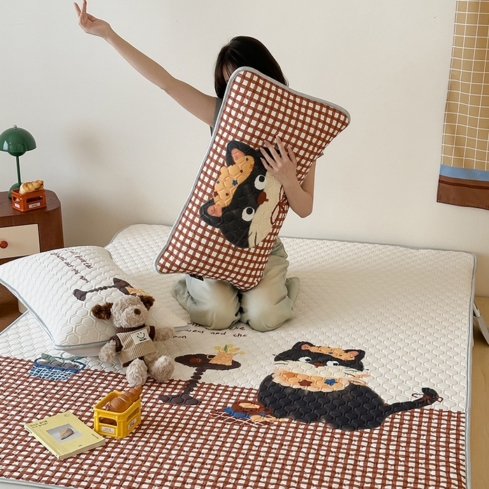 91家纺网 家纺一手货源 找家纺 RYB红黄兰 2026新款ins设计师原创款大版冰皮凉感水洗乳胶加厚6mm凉席三件套 红格猫咪