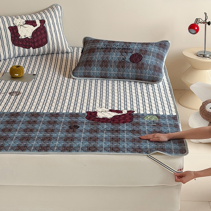 91家纺网 家纺一手货源 找家纺 RYB红黄兰 2026新款ins设计师原创款大版冰皮凉感水洗乳胶加厚6mm凉席三件套 小白的毛线