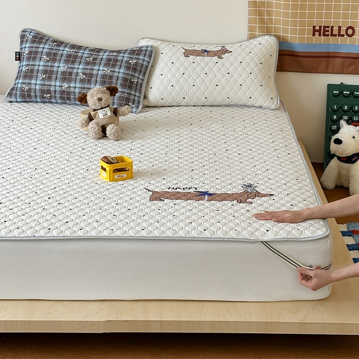 91家纺网 家纺一手货源 找家纺 RYB红黄兰 2026新款ins设计师原创款大版冰皮凉感水洗乳胶加厚6mm凉席三件套 美式腊肠狗