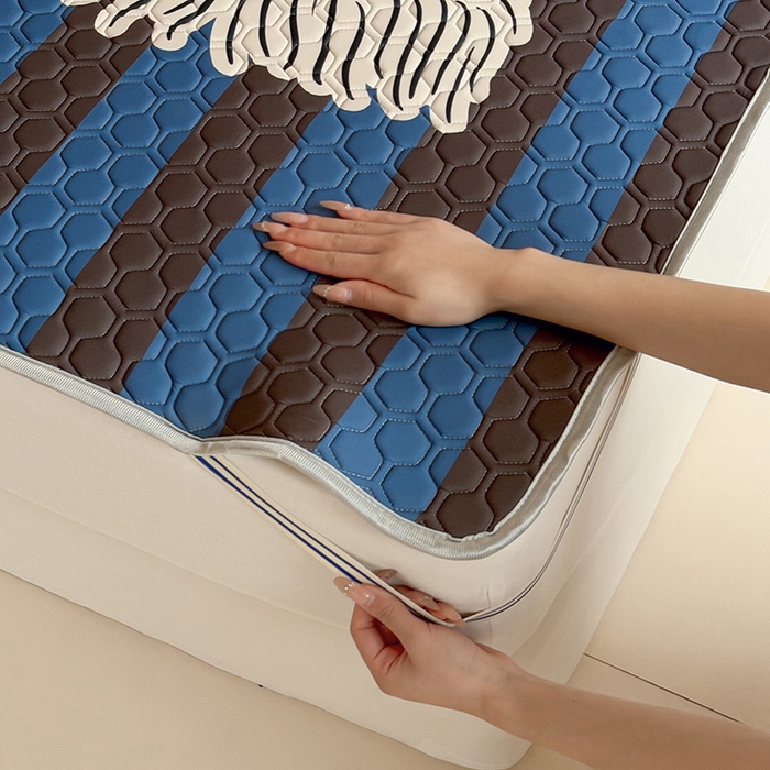 91家纺网 家纺一手货源 找家纺 RYB红黄兰 2026新款ins设计师原创款大版冰皮凉感水洗乳胶加厚6mm凉席三件套 蓝条哈吉米