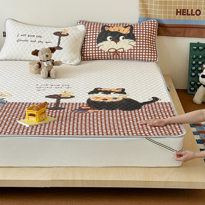 91家纺网 家纺一手货源 找家纺 RYB红黄兰 2026新款ins设计师原创款大版冰皮凉感水洗乳胶加厚6mm凉席三件套 红格猫咪