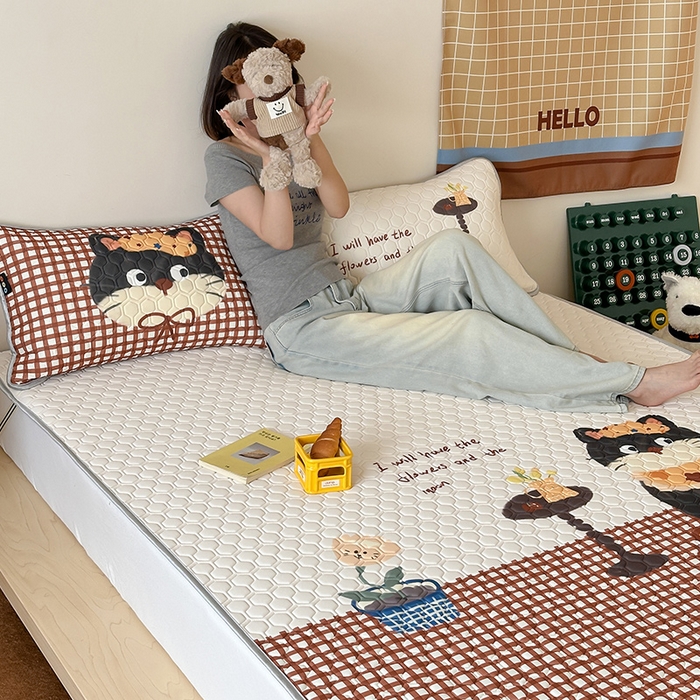 91家纺网 家纺一手货源 找家纺 RYB红黄兰 2026新款ins设计师原创款大版冰皮凉感水洗乳胶加厚6mm凉席三件套 红格猫咪