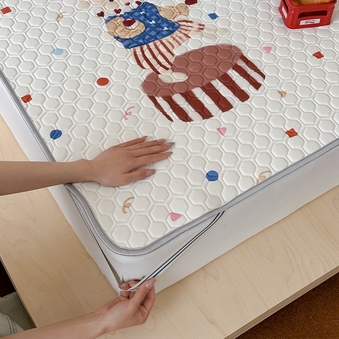 91家纺网 家纺一手货源 找家纺 RYB红黄兰 2026新款ins设计师原创款大版冰皮凉感水洗乳胶加厚6mm凉席三件套 马戏团小兔