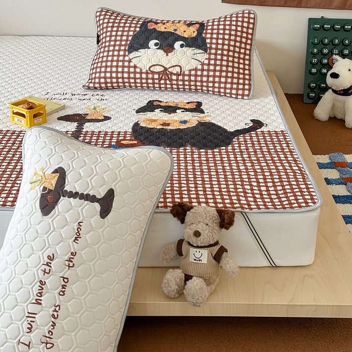 91家纺网 家纺一手货源 找家纺 RYB红黄兰 2026新款ins设计师原创款大版冰皮凉感水洗乳胶加厚6mm凉席三件套 红格猫咪