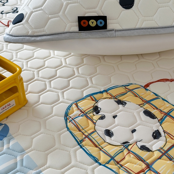 91家纺网 家纺一手货源 找家纺 RYB红黄兰 2026新款ins设计师原创款大版冰皮凉感水洗乳胶加厚6mm凉席三件套 狗狗日记