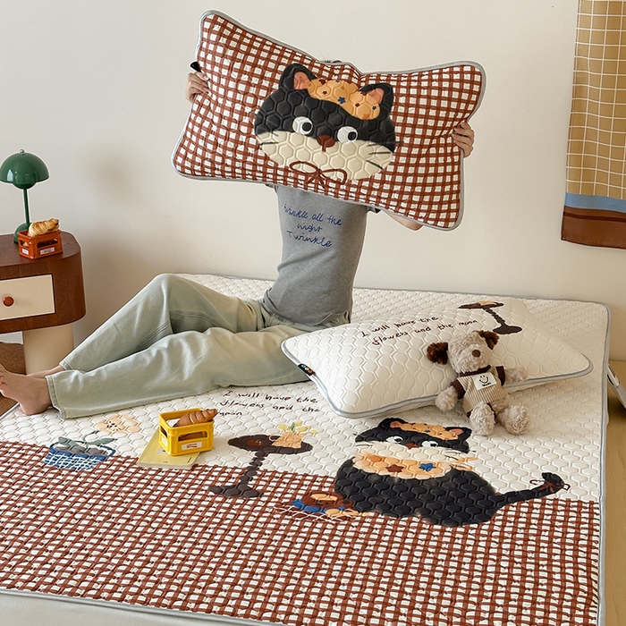 91家纺网 家纺一手货源 找家纺 RYB红黄兰 2026新款ins设计师原创款大版冰皮凉感水洗乳胶加厚6mm凉席三件套 红格猫咪