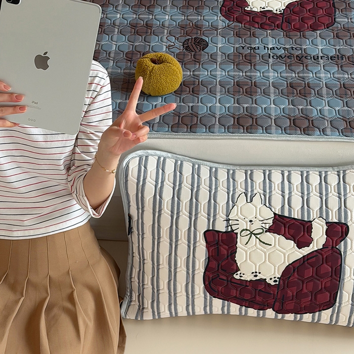 91家纺网 家纺一手货源 找家纺 RYB红黄兰 2026新款ins设计师原创款大版冰皮凉感水洗乳胶加厚6mm凉席三件套 小白的毛线