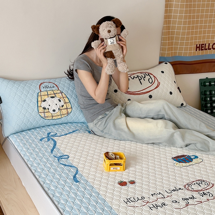 91家纺网 家纺一手货源 找家纺 RYB红黄兰 2026新款ins设计师原创款大版冰皮凉感水洗乳胶加厚6mm凉席三件套 狗狗日记