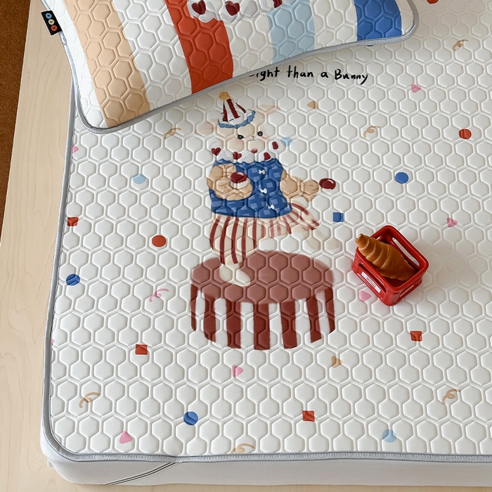 91家纺网 家纺一手货源 找家纺 RYB红黄兰 2026新款ins设计师原创款大版冰皮凉感水洗乳胶加厚6mm凉席三件套 马戏团小兔