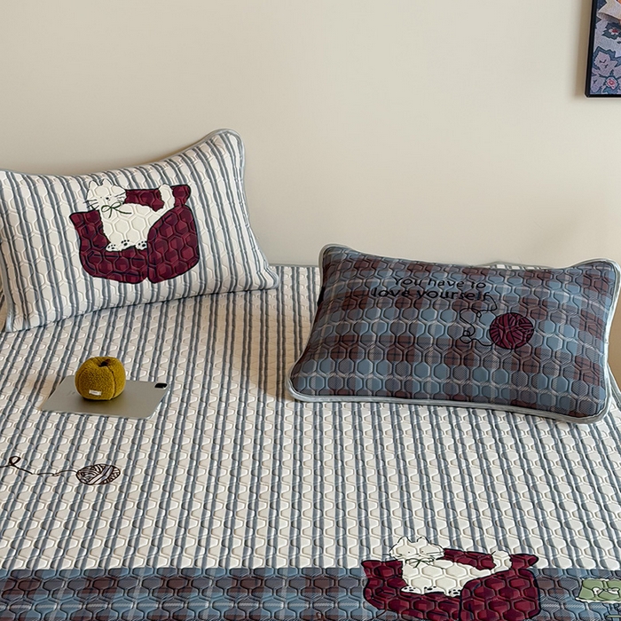 91家纺网 家纺一手货源 找家纺 RYB红黄兰 2026新款ins设计师原创款大版冰皮凉感水洗乳胶加厚6mm凉席三件套 小白的毛线