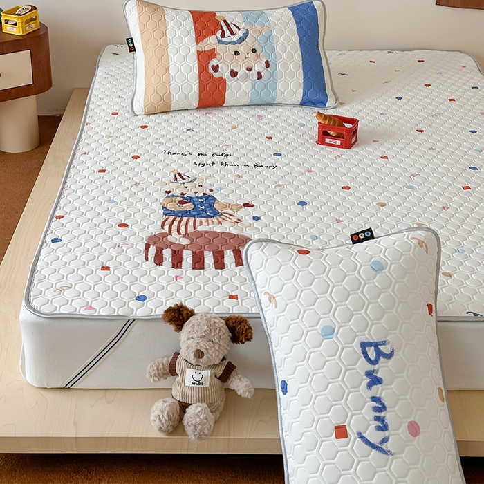 91家纺网 家纺一手货源 找家纺 RYB红黄兰 2026新款ins设计师原创款大版冰皮凉感水洗乳胶加厚6mm凉席三件套 马戏团小兔