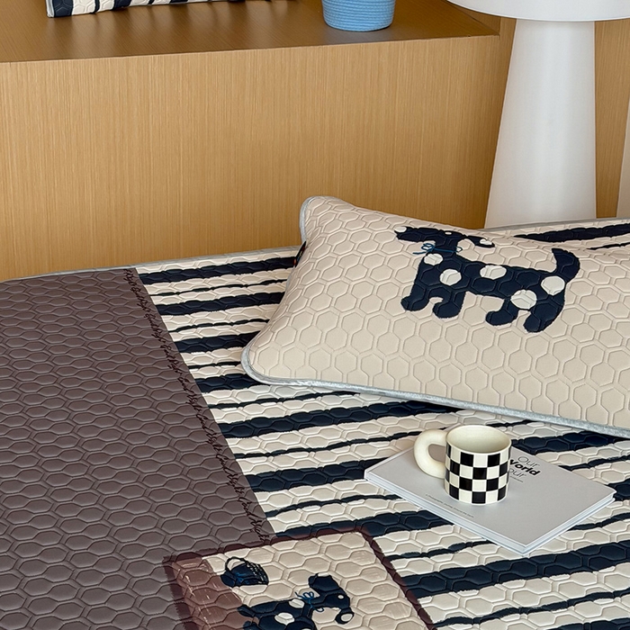 91家纺网 家纺一手货源 找家纺 RYB红黄兰 2026新款ins设计师原创款大版冰皮凉感水洗乳胶加厚6mm凉席三件套 小黑的咖啡