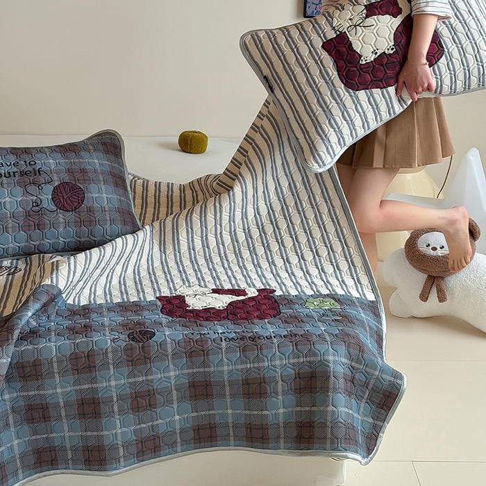 91家纺网 家纺一手货源 找家纺 RYB红黄兰 2026新款ins设计师原创款大版冰皮凉感水洗乳胶加厚6mm凉席三件套 小白的毛线