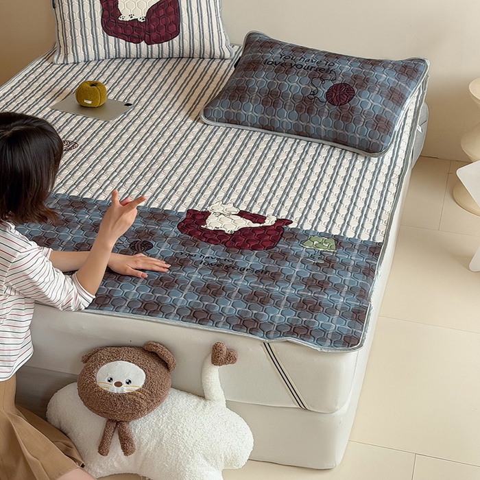 91家纺网 家纺一手货源 找家纺 RYB红黄兰 2026新款ins设计师原创款大版冰皮凉感水洗乳胶加厚6mm凉席三件套 小白的毛线