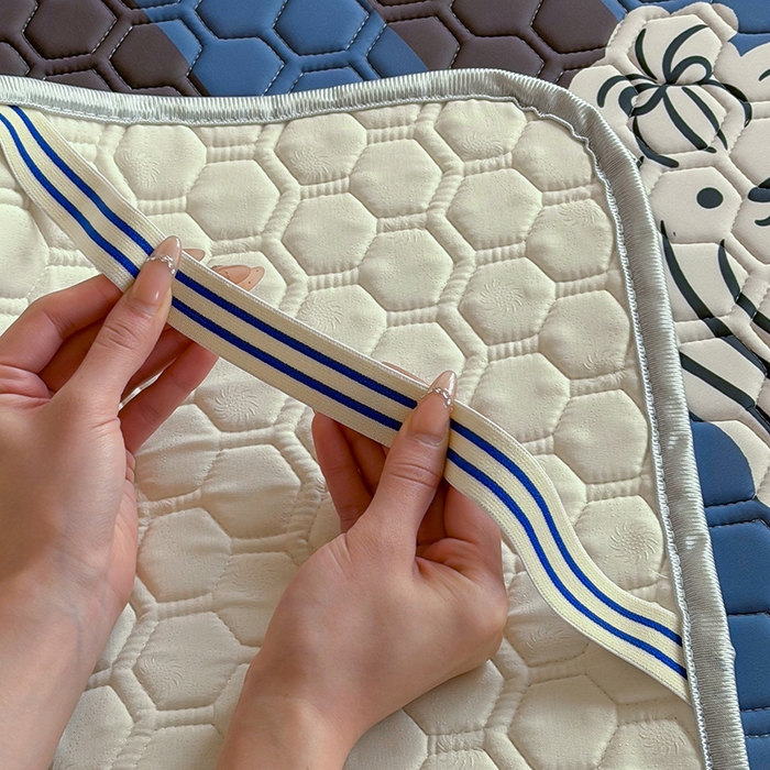 91家纺网 家纺一手货源 找家纺 RYB红黄兰 2026新款ins设计师原创款大版冰皮凉感水洗乳胶加厚6mm凉席三件套 蓝条哈吉米