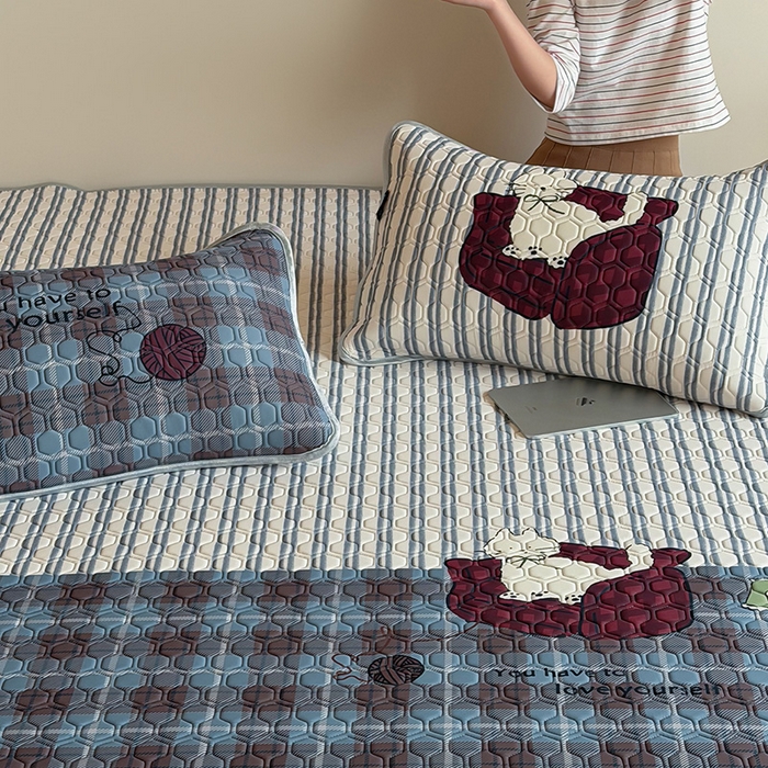 91家纺网 家纺一手货源 找家纺 RYB红黄兰 2026新款ins设计师原创款大版冰皮凉感水洗乳胶加厚6mm凉席三件套 小白的毛线