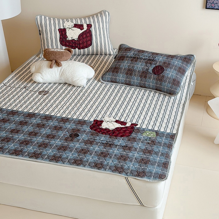 91家纺网 家纺一手货源 找家纺 RYB红黄兰 2026新款ins设计师原创款大版冰皮凉感水洗乳胶加厚6mm凉席三件套 小白的毛线