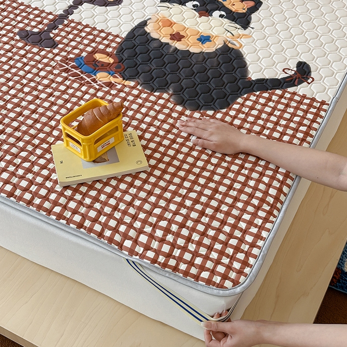 91家纺网 家纺一手货源 找家纺 RYB红黄兰 2026新款ins设计师原创款大版冰皮凉感水洗乳胶加厚6mm凉席三件套 红格猫咪